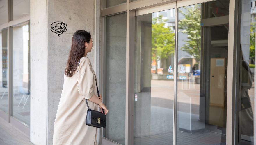 急いで自動ドアに向かうとなかなか開かない…